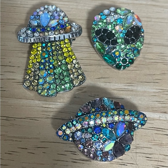 12 various pins; garden, sun, moon, lightening, cloud, lips, mushroom, aliens - Picture 2 of 5